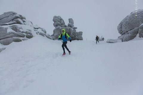 Michał počas Zimowy Ultramaraton Karkonoski 2020